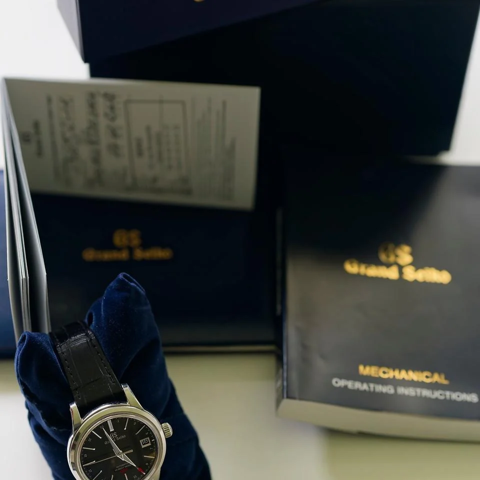 Grand Seiko Hi-Beat 3600 Gmt - Fond noir - Bracelet cuir Set complet